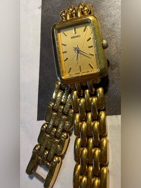 Seiko V400-6160 Women’s 6.5in. Gold Watch *Light Scratch *New Battery
